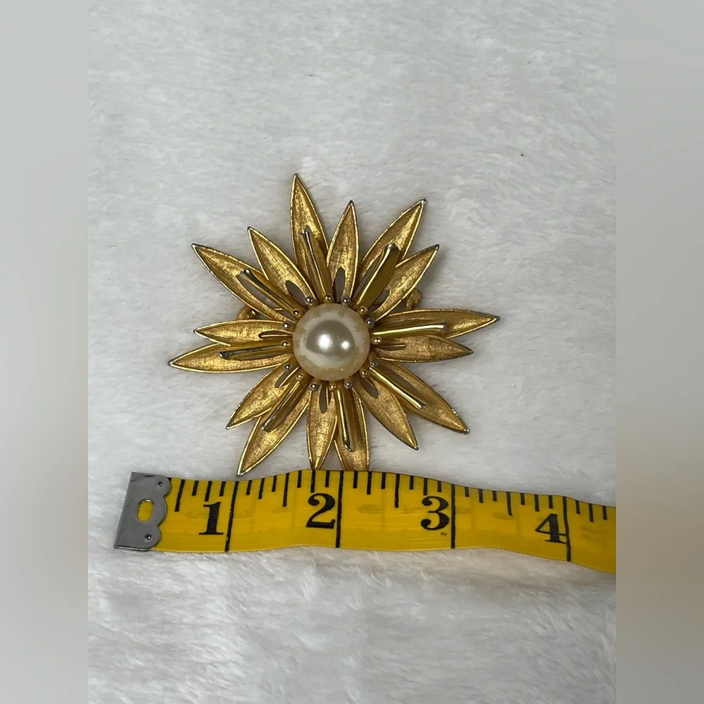 Vintage gold tone brooch large fake pearl